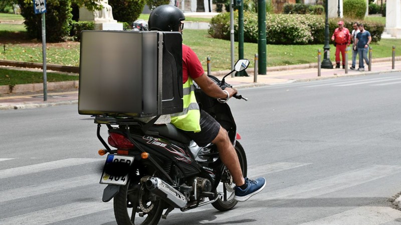 Χατζηδάκης για delivery: Προκαλώ να μου φέρουν μια λέξη από το νόμο που περιορίζει την προστασία των εργαζομένων