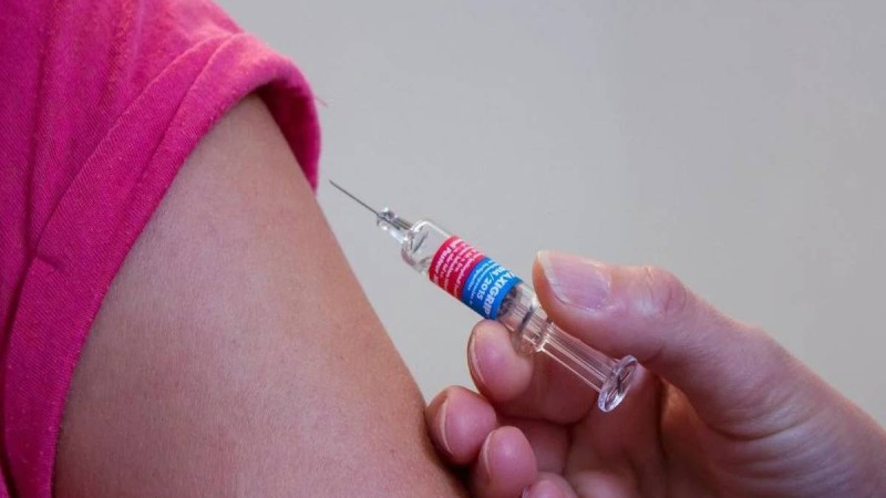 Νέο περιστατικό με εμβόλιο Pfizer σε παιδιά: «Η 19χρονη κόρη μου εμβολιάστηκε και παρουσίασε αντιδραστική λεμφαδενίτιδα»