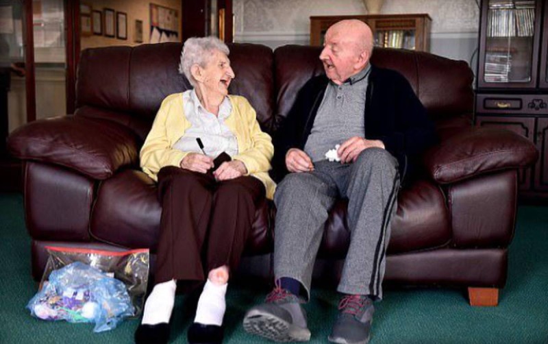 Μάνα 98 ετών μπήκε σε γηροκομείο για να φροντίζει τον 80χρονο γιο της!