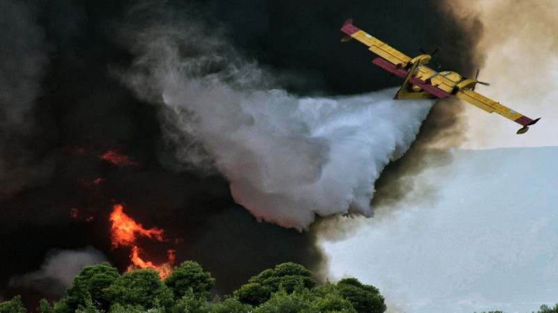 Λέσβος: Μεγάλη φωτιά καίει πευκοδάσος