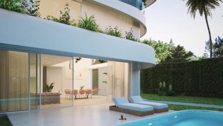 Υπερλούξ πολυκατοικία στη Γλυφάδα με πισίνα σε κάθε μπαλκόνι και εσωτερικό σαν μικρή βίλα