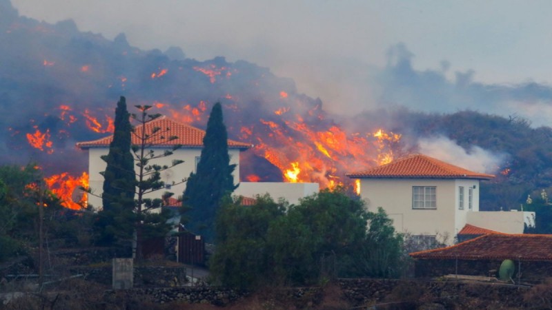 Κόλαση του Δάντη από την έκρηξη ηφαιστείου στα Κανάρια Νησιά: Η λάβα θα φτάσει στη θάλασσα μέχρι το βράδυ - Καίγονται σπίτια, κινδυνεύουν ζωές! (videos)