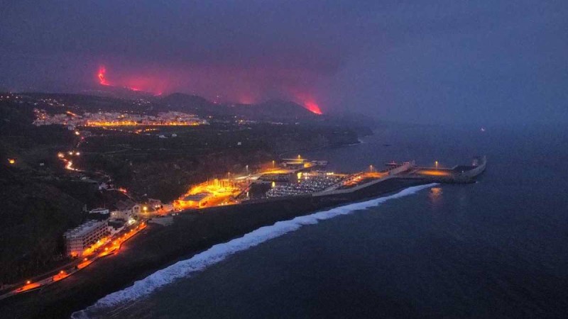 Απίστευτες εικόνες από την έκρηξη ηφαιστείου στη Λα Πάλμα: Η λάβα έφτασε στον Ωκεανό!