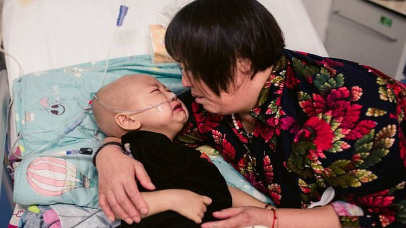 Μωράκι που πάσχει από καρκίνο κλαίει και θέλει τη μαμά του χωρίς να ξέρει κάτι το... τραγικό!