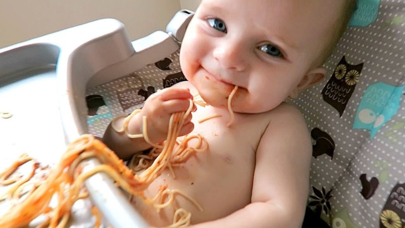 Αυτό το μωρό τρελένεται για μακαρόνια! - Το απίθανο βίντεο που έγινε αμέσως viral