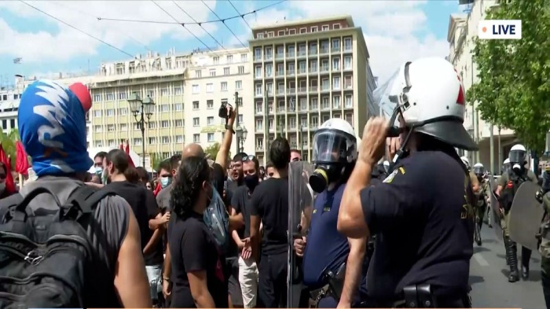 Πανεκπαιδευτικό συλλαλητήριο: Ένταση και χημικά στο κέντρο της Αθήνας (Video)