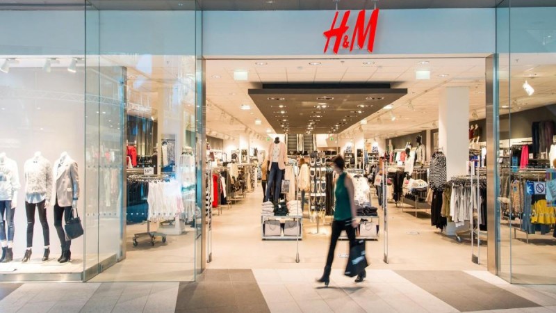 H&M: Αυτό είναι το διαχρονικό παλτό που ταιριάζει σε όλες τις γυναίκες