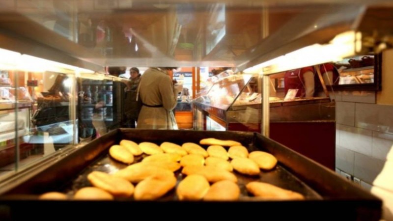 Ουρές για μία τυρόπιτα: Το μαγαζί με την καλύτερη κουρού που ταΐζει την Αθήνα τα τελευταία 100 χρόνια!
