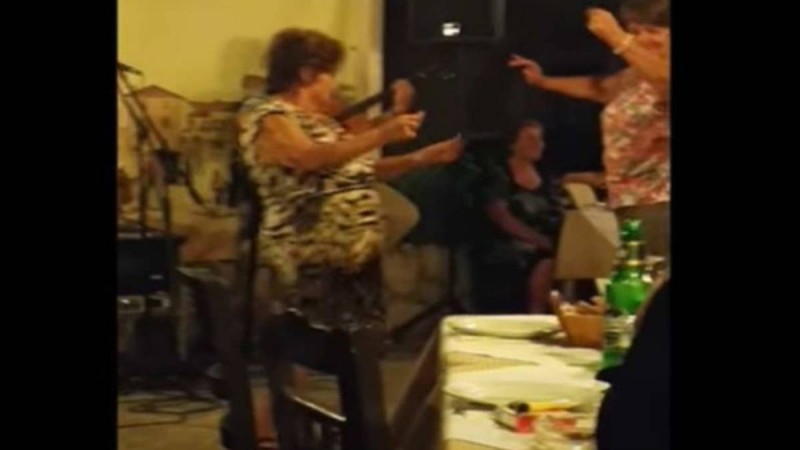 75χρονη γιαγιά χορεύει τσιφτετέλι και... 