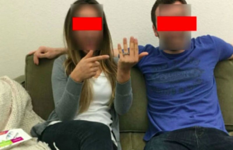 Μόλις της έκανε πρόταση γάμου ανέβασε μια φωτογραφία στο Facebook - Όσοι την είδαν 'πάγωσαν'