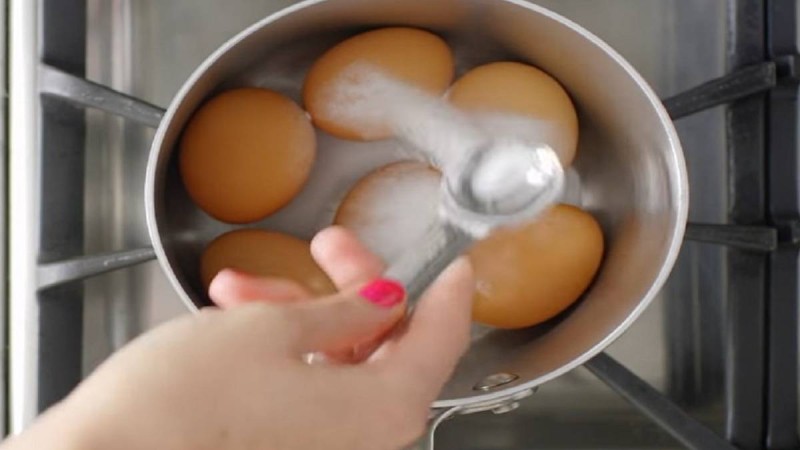 Ρίχνει μαγειρική σόδα σε αυγά και τα βάζει στην κατσαρόλα - Θα το κάνετε αμέσως (Video)