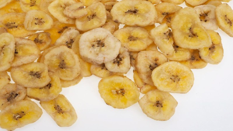 Ξέχνα τα ποπ κορν: Φτιάξε εύκολα τσιπς μπανάνας!