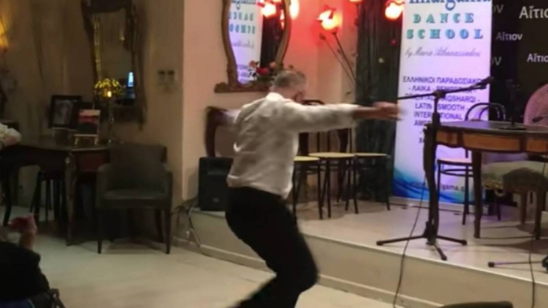 59χρονος μάγκας χορεύει το πιο αρχοντικό ζεϊμπέκικο που έχουμε δει
