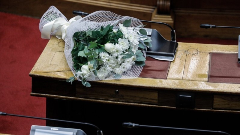 Φώφη Γεννηματά: Λουλούδια στο έδρανο που καθόταν η πρόεδρος του ΚΙΝΑΛ