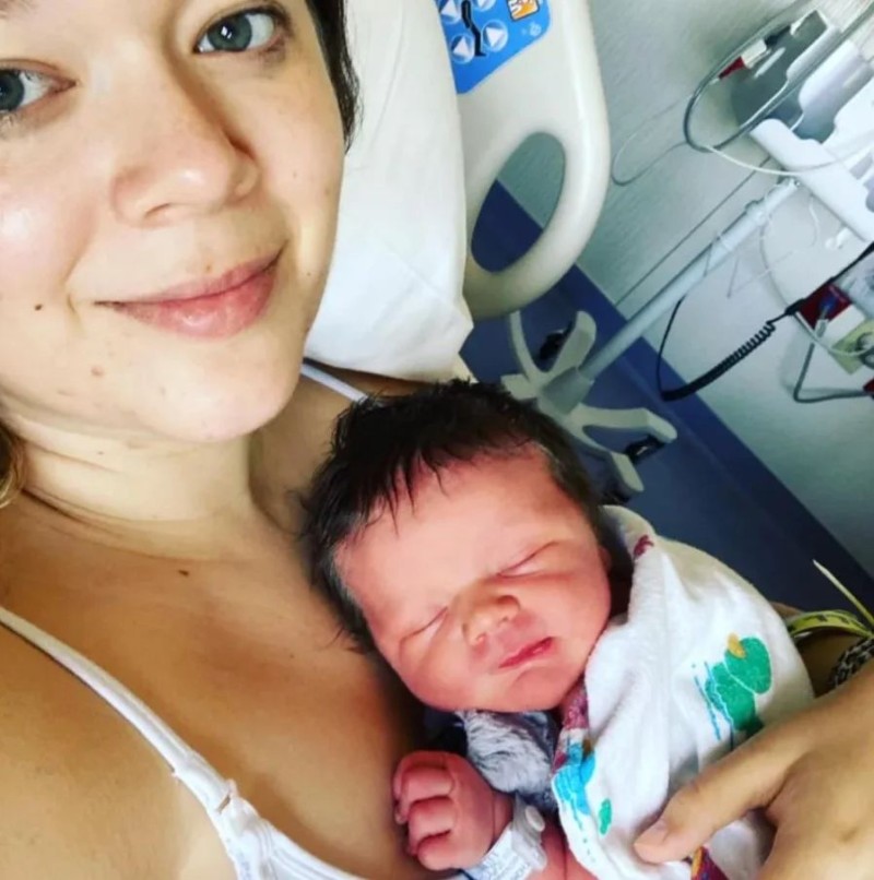 Γυναίκα γέννησε την ώρα που κοιμόταν – Ανακάλυψε το μωρό κάτω από την κουβέρτα