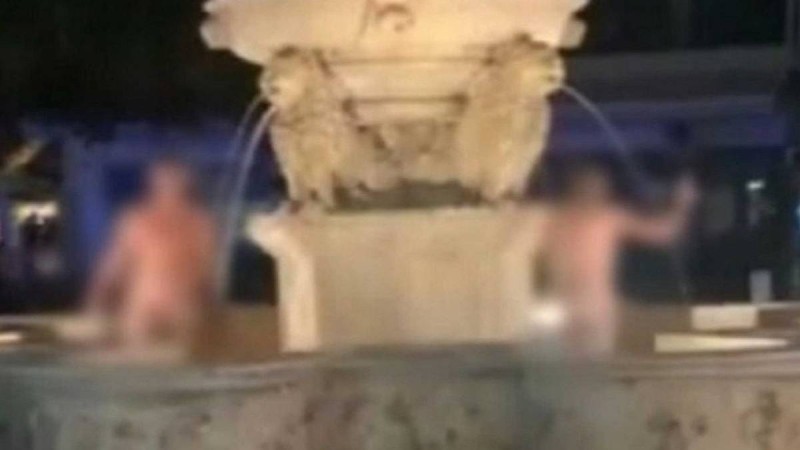 Χαμός στο Ηράκλειο: Έγιναν θέαμα γυμνοί μέσα στο συντριβάνι