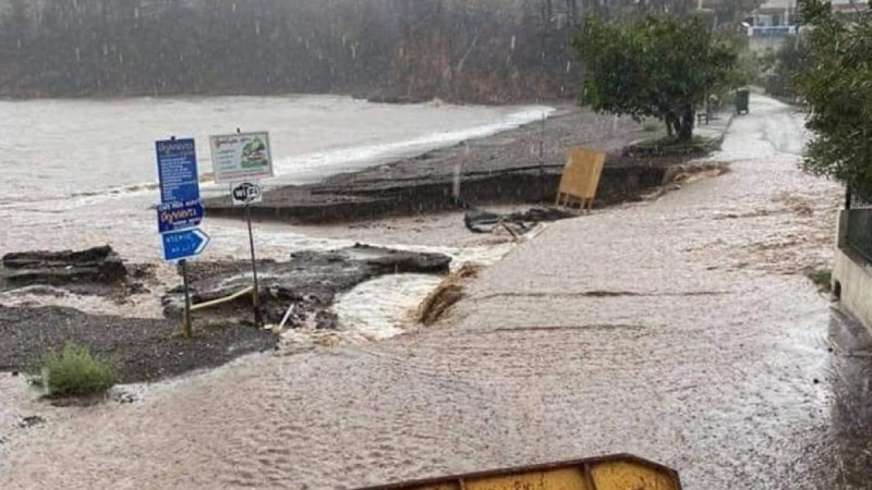 Η κακοκαιρία «Αθηνά» χτύπησε τη Βόρεια Εύβοια: Σάρωσαν τα πάντα οι πλημμύρες! Δραματική κατάσταση - «Δεν έχει μείνει τίποτα όρθιο» λέει ο δήμαρχος Μαντουδίου (Video)