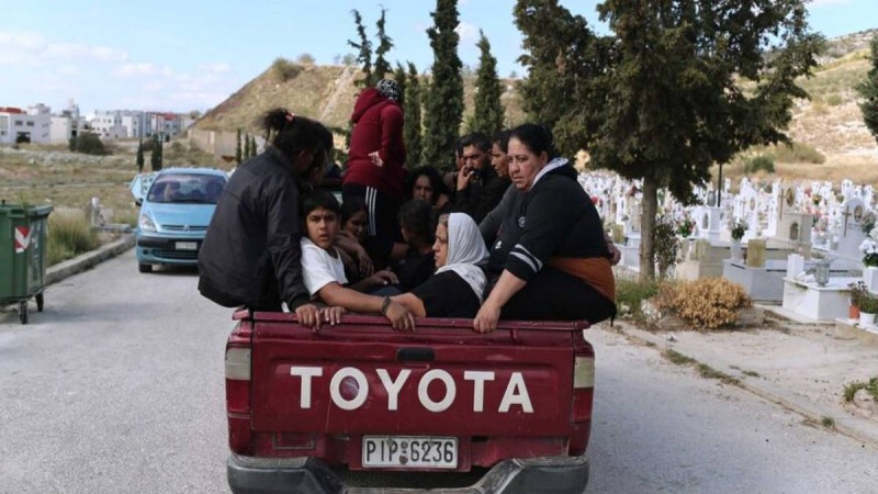 Θλίψη στη κηδεία του 20χρονου Ρομά: Συγκλονίζει η φωτογραφία της οικογένειας πάνω στο αγροτικό!