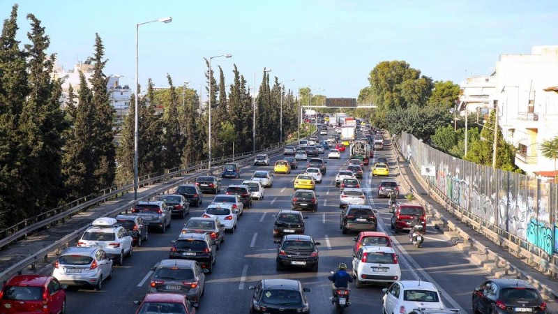 Ανυπόφορη η κίνηση για τους οδηγούς - Καθυστερήσεις σε Αττική Οδό και Κηφισό