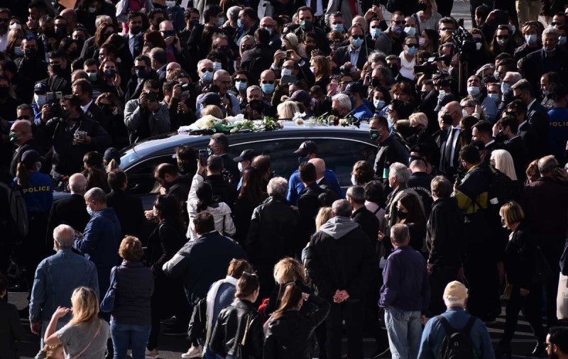 Πανελλήνια θλίψη για τη Φώφη Γεννηματά - Γεμάτο κόσμο το Α' Νεκροταφείο