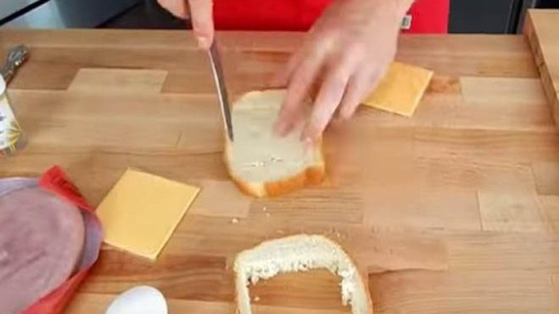 Κόβει το ψωμί του τοστ σε τετραγωνάκια -  Μόλις δεις γιατί θα τρέξεις στην κουζίνα να κάνεις το ίδιο (Video)