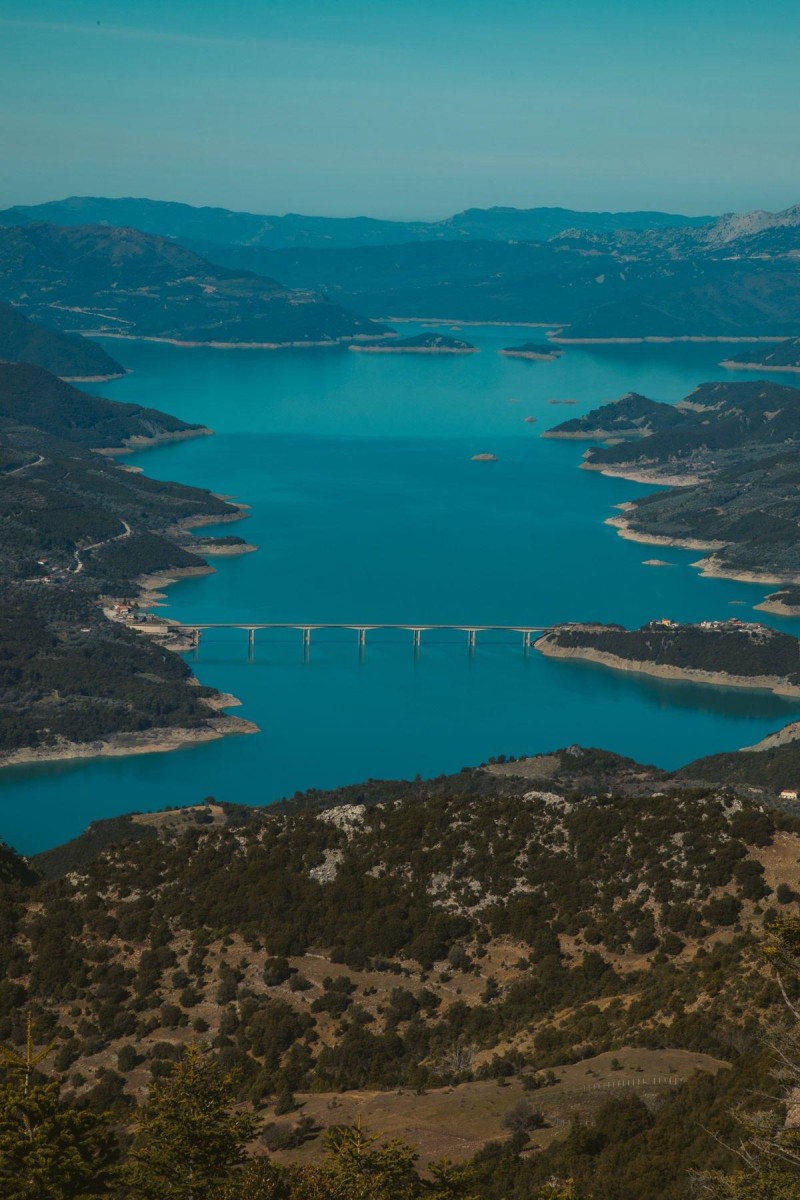 Φτάνουμε στην υπέροχη Λίμνη Κρεμαστών