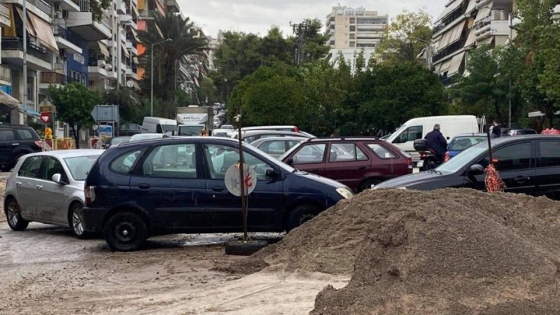 Κακοκαιρία «Μπάλλος»: «Βούλιαξε» και η Νέα Σμύρνη - ΙΧ έπεσαν το ένα πάνω στο άλλο