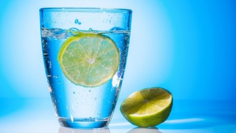 Νερό με λεμόνι: Πρόκειται για ένα θαυματουργό tip ή για έναν διαδεδομένο μύθο;
