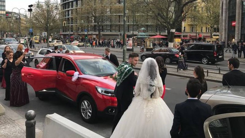 Στο δρόμο για την εκκλησία οι αστυνομικοί σταμάτησαν το αυτοκίνητο της νύφης - Ο λόγος; Ανατριχιαστικός!