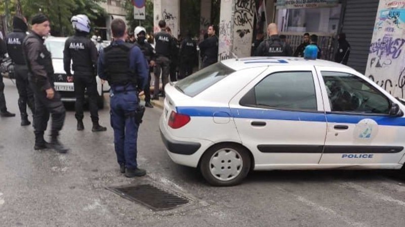 Συναγερμός στο κέντρο της Αθήνας: Αυτοκίνητο εμβόλισε περιπολικό και... ακολούθησε πιστολίδι!