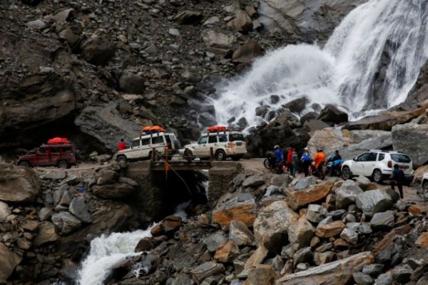 Φονικές πλημμύρες σαρώνουν Ινδία και Νεπάλ – 200 νεκροί και πολλοί αγνοούμενοι