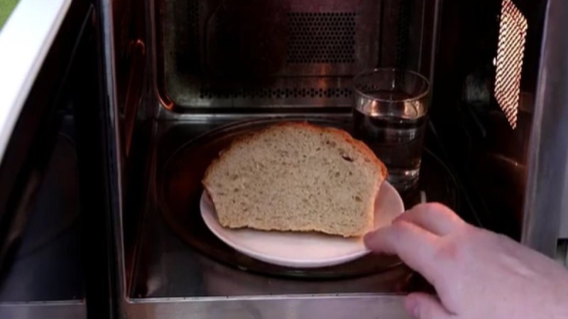 Βάζει μια φέτα ψωμί και ένα ποτήρι νερό στο φούρνο μικροκυμάτων - Θα τρέξετε να το κάνετε αμέσως (vid)