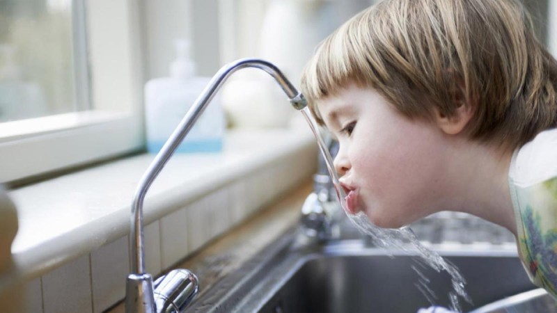 Εμφιαλωμένο VS νερό βρύσης: Ποιο είναι καλύτερο για τον οργανισμό μας;