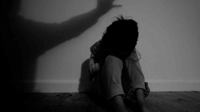 Κακοποίηση 8χρονης στη Ρόδο: «Το παιδί έκλαιγε συνεχώς, φοβόταν και έβριζε χωρίς λόγο» λέει η μητέρα