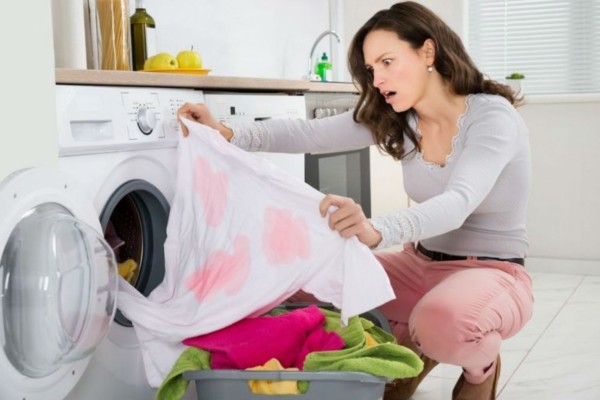 Το απίστευτο κόλπο που θα σώσει τα ρούχα σας που έβαψαν στο πλυντήριο