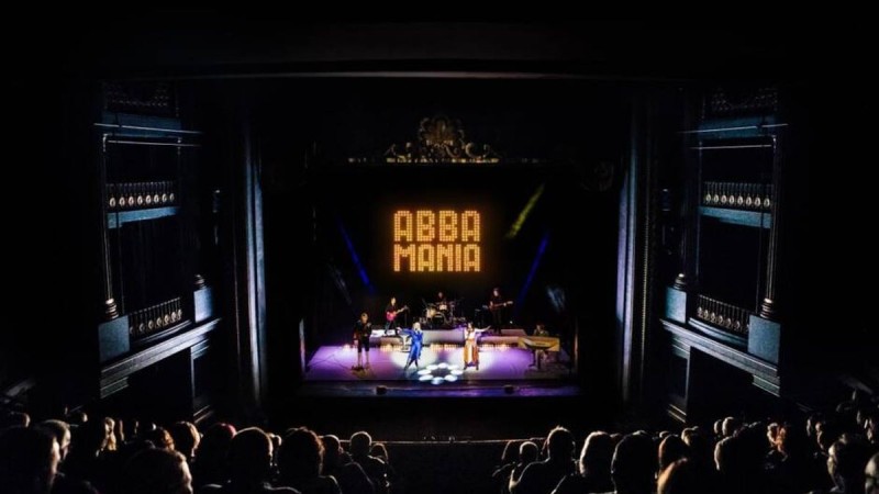 Abba Mania: Το πετυχημένο μουσικό αφιέρωμα επιστρέφει στο Christmas Theater