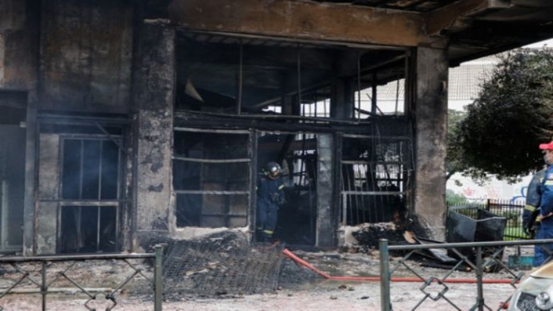 Σοκ στον Πειραιά: Η αποθήκη που τυλίχτηκε στις φλόγες κάηκε ολοσχερώς - Φωτογραφίες