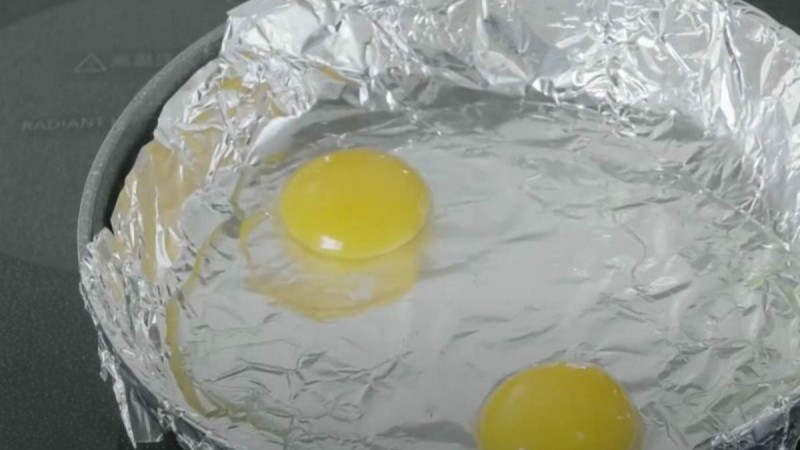 Βάζει στο τηγάνι αλουμινόχαρτο και ρίχνει αυγά - Ο λόγος είναι τρομερός