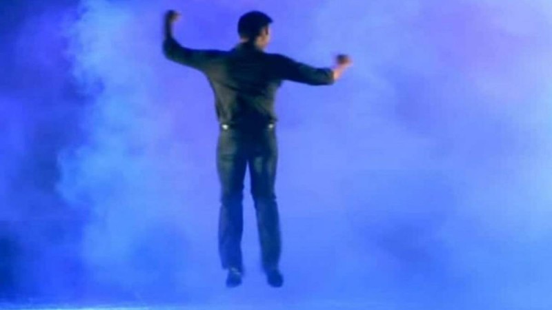 «Τρελό» ζεϊμπέκικο: Άνδρας ξεκινάει τον χορό και τρελαίνει το Youtube με τις 1.295.810 προβολές (Video)