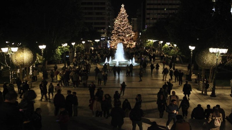 Η Αθήνα φόρεσε τα γιορτινά της: στολίστηκε το χριστουγεννιάτικο δέντρο στο Σύνταγμα