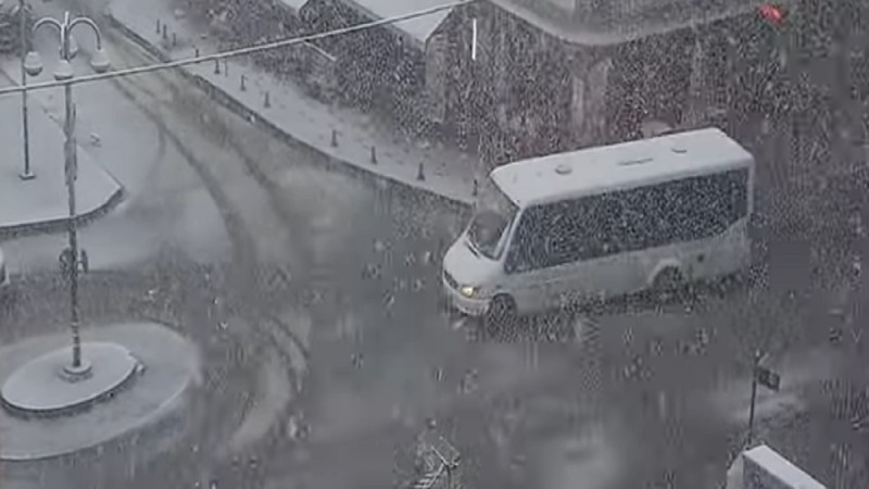 Το «έστρωσε» στη Φλώρινα! Πυκνό χιόνι στο κέντρο της πόλης (Video)