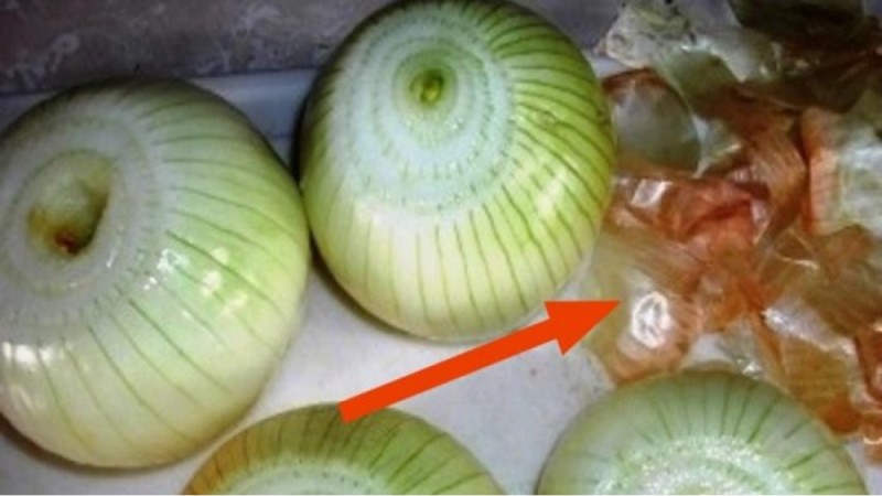 Μην πετάτε τις φλούδες από τα κρεμμύδια όταν τα καθαρίζετε! Δείτε 6 απίστευτα πράγματα που μπορείτε να κάνετε με αυτές
