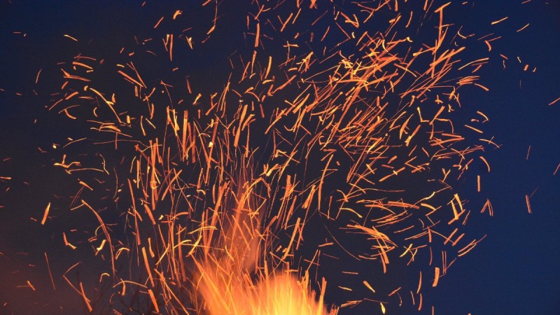 Εύβοια: Ανεξέλεγκτη φωτιά σε ΙΧ επεκτάθηκε σε δάσος