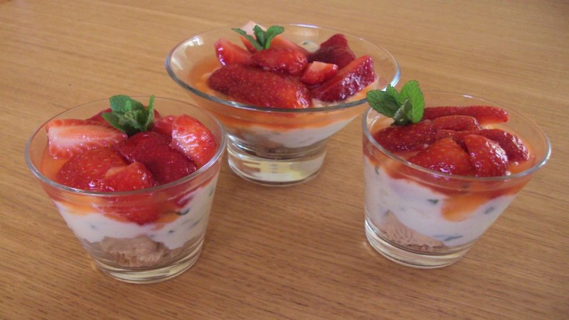 Δροσερό γλυκό στο ποτήρι με μπισκότο, φράουλες και κρέμα γιαουρτιού