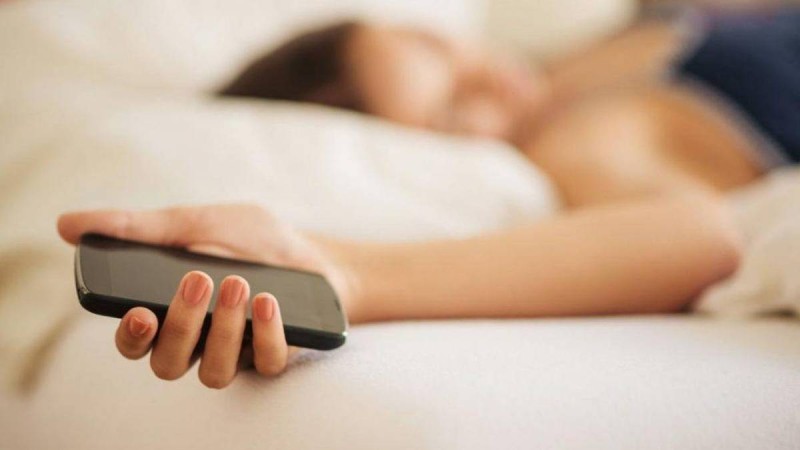 Εχεις το κινητό δίπλα σου όταν κοιμάσαι το βράδυ; Διαβασε τι θα πάθεις!