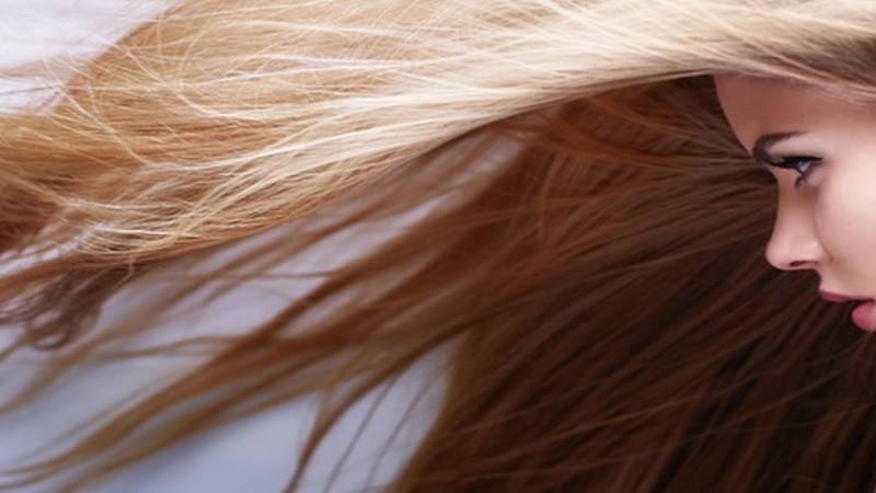 3 tips για να μην πετούν τα φυτράκια των μαλλιών σου