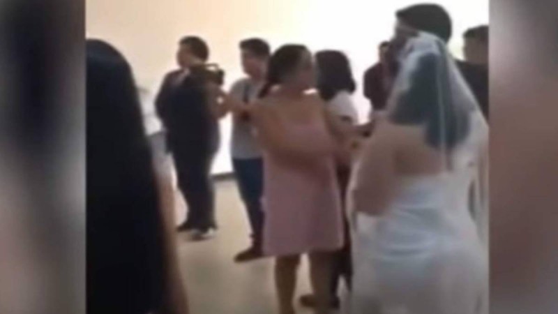 Γυναίκα σε έξαλλη κατάσταση, μπήκε στο γάμο και χτύπησε τη νύφη - Σοκαρισμένος ο γαμπρός