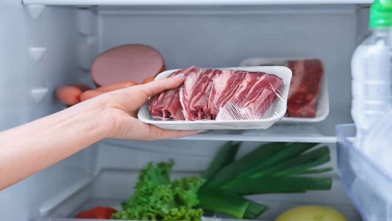 Βάζετε το ωμό κρέας στο ψυγείο; Τότε κινδυνεύετε από...