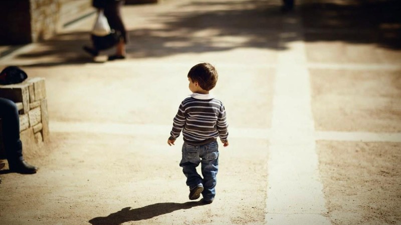 Παιδάκι μόλις 1,5 έτους περιπλανιόταν μόνο του στους δρόμους – Το βρήκαν δύο 14χρονα (video)