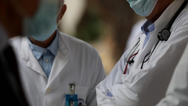 Τους δουλεύει όλους: Ανεμβολίαστος γιατρός στην Πάτρα παίρνει αναρρωτικές άδειες από τον Αύγουστο για να λαμβάνει τον μισθό του